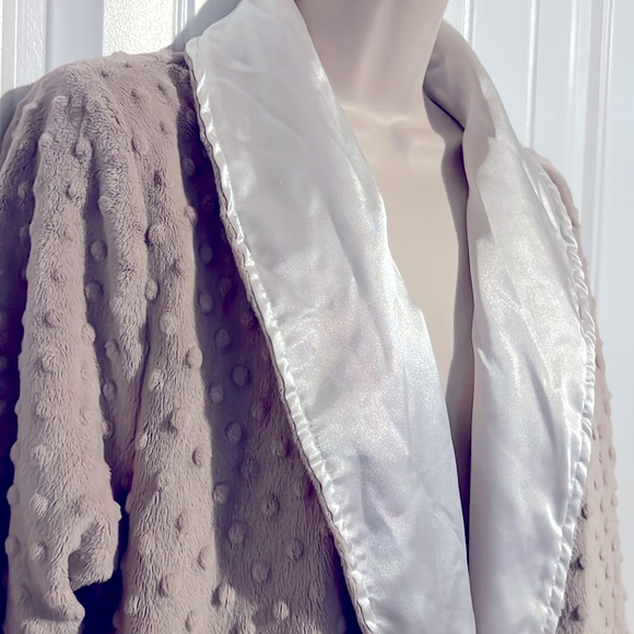 Gorgeous white satin lined robe - Picture 6 of 8